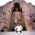 アフガニスタンのバーミヤンの石仏の前で(本人提供)