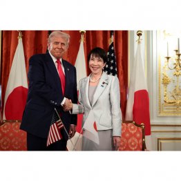 トランプ大統領(左)と握手を交わす高市首相(C)ロイター