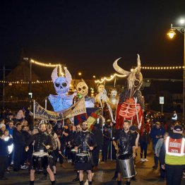 大がかりな仮装で街を練り歩く（アイルランド大使館提供）