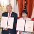 合意文書を手にするトランプ大統領（左）と高市首相（Ｃ）ＪＭＰＡ