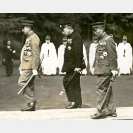 1935年11月16日、陸軍特別大演習後の地方巡視で、鹿児島県の霧島神宮を参拝した昭和天皇（左）と随行した鈴木貫太郎侍従長（中）、本庄繁侍従武官長。約１００日後、３人は二・二六事件に巻き込まれる。新聞聯合の内山林之助が撮影（Ｃ）共同通信社