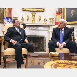 米ホワイトハウスで会談する石破首相（左）とトランプ大統領（Ｃ）共同通信社