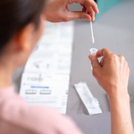 検査キットを用意し自分で調べる（Ｃ）iStock