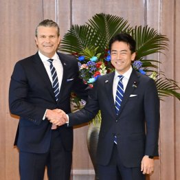 会談前に握手する小泉防衛相(右)とヘグセス米国防長官(代表撮影)