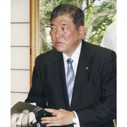 2018年7月に“反骨の政治家”斎藤隆夫の記念館を訪れていた石破茂前首相(C)共同通信社