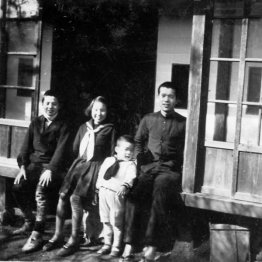 縁側で兄たちと（提供写真）