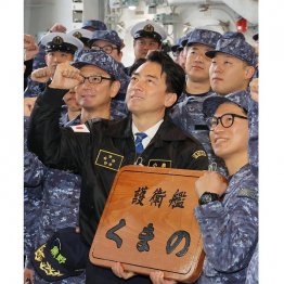 クマ大臣は護衛艦「くまの」も視察（代表撮影）