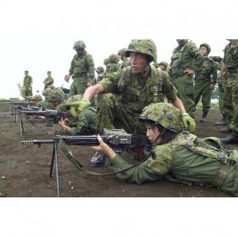 教官の指導を受け小銃のレーザー射撃訓練をする女性予備自衛官（Ｃ）共同通信社