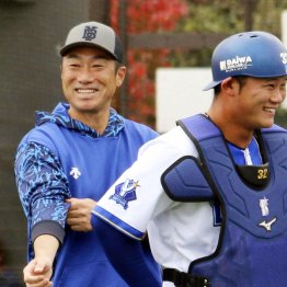 「コミュニケーションを大事にしたい」と相川亮二新監督（左）／（Ｃ）日刊ゲンダイ