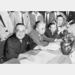 吉田茂総裁、（右へ）幣原喜重郎、斎藤隆夫（左から、1948＝昭和23＝年7月21日、民主自由党本部で）／（Ｃ）共同通信社