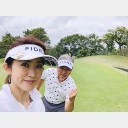 結婚29年目の妻、タレントの江口ともみさんと（提供写真）