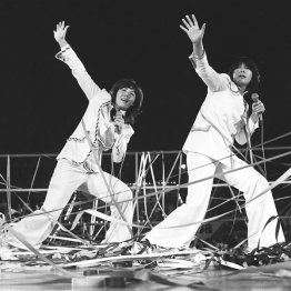 ビューティ・ペア（マキ上田＝左、ジャッキー佐藤）／（Ｃ）共同通信社