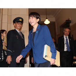 夜中までレクしてもこの笑顔…（Ｃ）日刊ゲンダイ