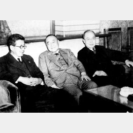 左から片山哲社会党委員長、吉田茂首相（自由党総裁）、幣原喜重郎進歩党総裁（1947＝昭和22＝年1月17日、首相官邸）／（Ｃ）共同通信社