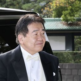大綬章の親授式に向かう竹中平蔵元総務相＝11日午前、宮殿・南車寄（Ｃ）共同通信社