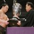 横綱・白鵬に賜杯を手渡す武蔵川理事長時代（2010年）／（Ｃ）共同通信社
