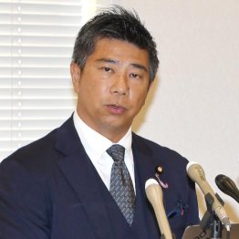 れっきとした「NHKから国民を守る党」員（立花孝志党首の逮捕を受けて会見する斉藤健一郎副党首）／（Ｃ）日刊ゲンダイ