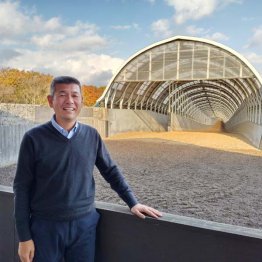 ノーザンファーム空港場長の川崎洋史さん「調教時計や動画はすべてデータ化しています」（屋内坂路のゴール前）／（Ｃ）日刊ゲンダイ