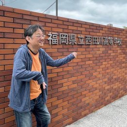 陽水の母校の前で「氷の世界」を歌う著者（提供）筆者