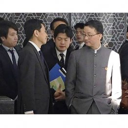 物別れ（玄関先まで出てもなお、話し続けていた金井正彰・外務省アジア大洋州局長〈手前左〉と劉勁松・中国外務省アジア局長＝手前右）／（Ｃ）共同通信社