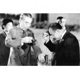 高市首相は「日中共同声明」を読み返すべき（日中共同声明調印後、中国の周恩来首相と乾杯をする田中角栄首相＝右、1972年）／（Ｃ）ＵＰＩ＝共同