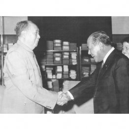 「日本国政府は、この中華人民共和国政府の立場を十分理解し、尊重する」　毛沢東・中国主席〈左〉と握手する田中角栄首相＝1972年9月28日（Ｃ）ＵＰＩ＝共同