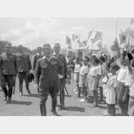 シンガポールを訪問した東條英機首相。子供たちの歓迎に微笑む（1943＝昭和18＝年7月11日）／（Ｃ）共同通信社