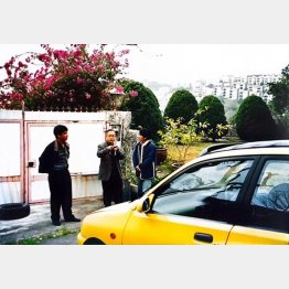 テレサの自宅と車。左は弟のジム・テン（提供写真）