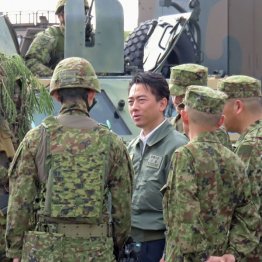 陸上自衛隊石垣駐屯地を視察する小泉防衛相（Ｃ）共同通信社