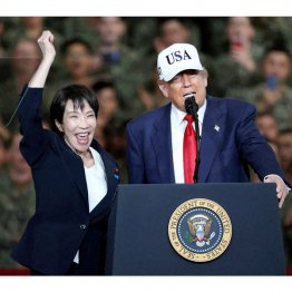 米原子力空母「ジョージ・ワシントン」に乗艦で大はしゃぎ（Ｃ）ロイター