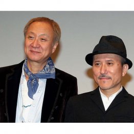 後年の加藤和彦はグルメの人に（右は高橋幸宏）／（Ｃ）日刊ゲンダイ