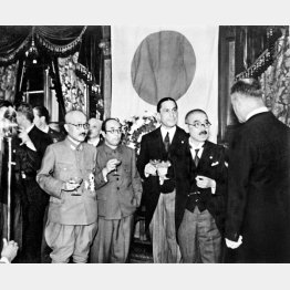 日独伊三国同盟締結を祝う（左から）東条英機陸相、星野直樹無任所相、インデルリ駐日伊大使、松岡洋右外相、オットー駐日独大使（1940＝昭和15＝年9月、外相官邸）／（Ｃ）共同通信社