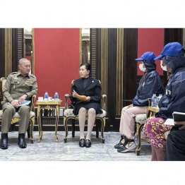 少女の祖母、おば（右から）と面会するタイ警察幹部（Ｃ）共同通信社