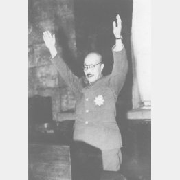 開戦前夜。バンザイする東条英機（1940＝昭和15＝年ごろ）／（Ｃ）共同通信社
