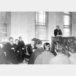 講演をする金子堅太郎。憲法発布30年記念大講演会、早稲田大学大講堂で（推定撮影日：1919＝大正8＝年2月9日）　（Ｃ）早稲田大学歴史館／共同通信イメージズ