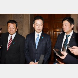 元維新の札付きトリオ（Ｃ）日刊ゲンダイ