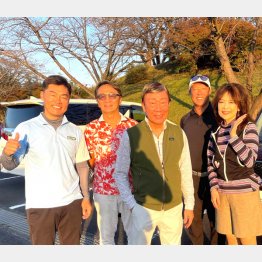 今年9月に亡くなった橋さん（中央）と多摩ヒルズGCで（本人提供）