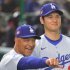 ロバーツ監督と大谷翔平（Ｃ）日刊ゲンダイ
