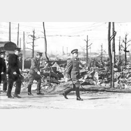 3月10日の大空襲で被災した東京・深川地区を視察する昭和天皇。最後尾が木戸幸一内大臣（1945＝昭和20＝年3月18日）／（Ｃ）共同通信社