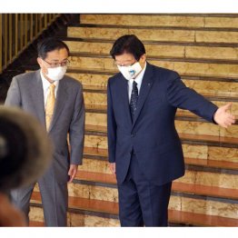 JR東海の金子慎社長（左）と静岡県の川勝平太知事＝2020年6月（提供）筆者