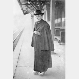 牧野伸顕内府（1929＝昭和4＝年2月21日、品川駅で）／（日本電報通信社撮影）