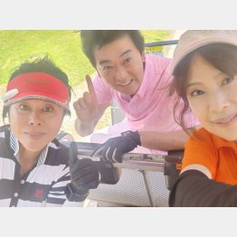 友人でゴルフ仲間の桑江知子さん（左）、おりも政夫さん（中）と（提供写真）