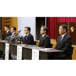 首都圏強盗指示疑い初逮捕、記者会見をする警視庁の親家和仁刑事部長（中央）ら＝5日、警視庁（Ｃ）共同通信社