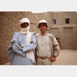 案内人のムハメッド・アリ（左）はトワレグ族の貴族だという誇り高い男だ（提供写真）