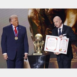 トランプ大統領に「平和賞」を授与するFIFAのインファンティーノ会長（Ｃ）ロイター／Imagn Images