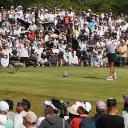 華やかなツアー会場で戦う女子プロは孤独な職業（Ｃ）日刊ゲンダイ