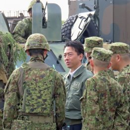 陸上自衛隊石垣駐屯地を視察する小泉進次郎防衛相（Ｃ）共同通信社