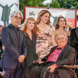 坂本龍一さん（左端）とベルナルド・ベルトリッチ監督（前列＝2013年のベネチア国際映画祭にて）／（Ｃ）ゲッティ＝共同