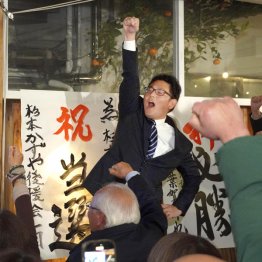 田久保真紀前伊東市長は敗北。当選を決め、支持者らと拳を突き上げる杉本憲也氏（Ｃ）共同通信社