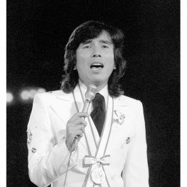 感極まって…（日本歌謡大賞の大賞を受賞し歌う布施明）／（Ｃ）共同通信社